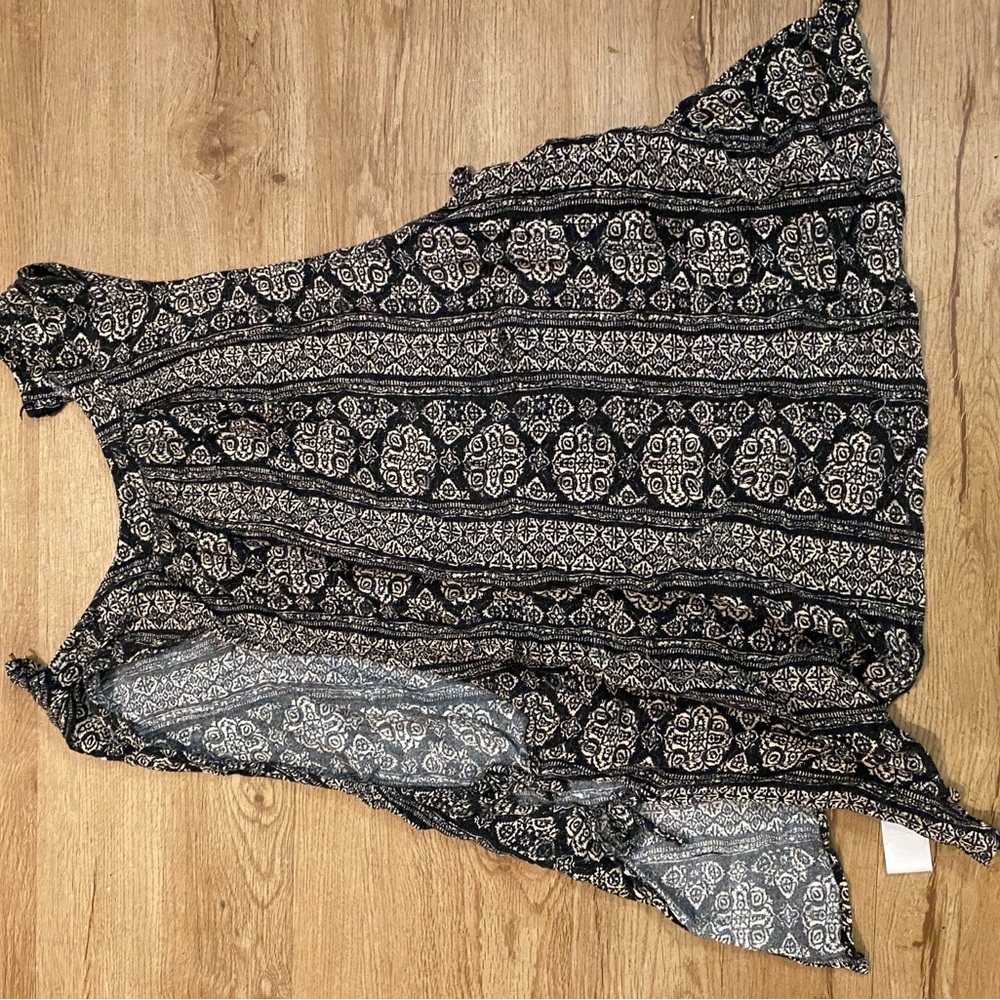 Gentle Fawn Black and White Asymmetrical Sleeveless Blouse - Picture 7 of 11